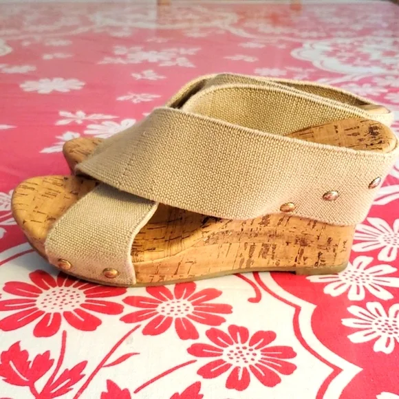 3/$15 Jaclyn Smith sz 6 faux cork wedges - Picture 4 of 8